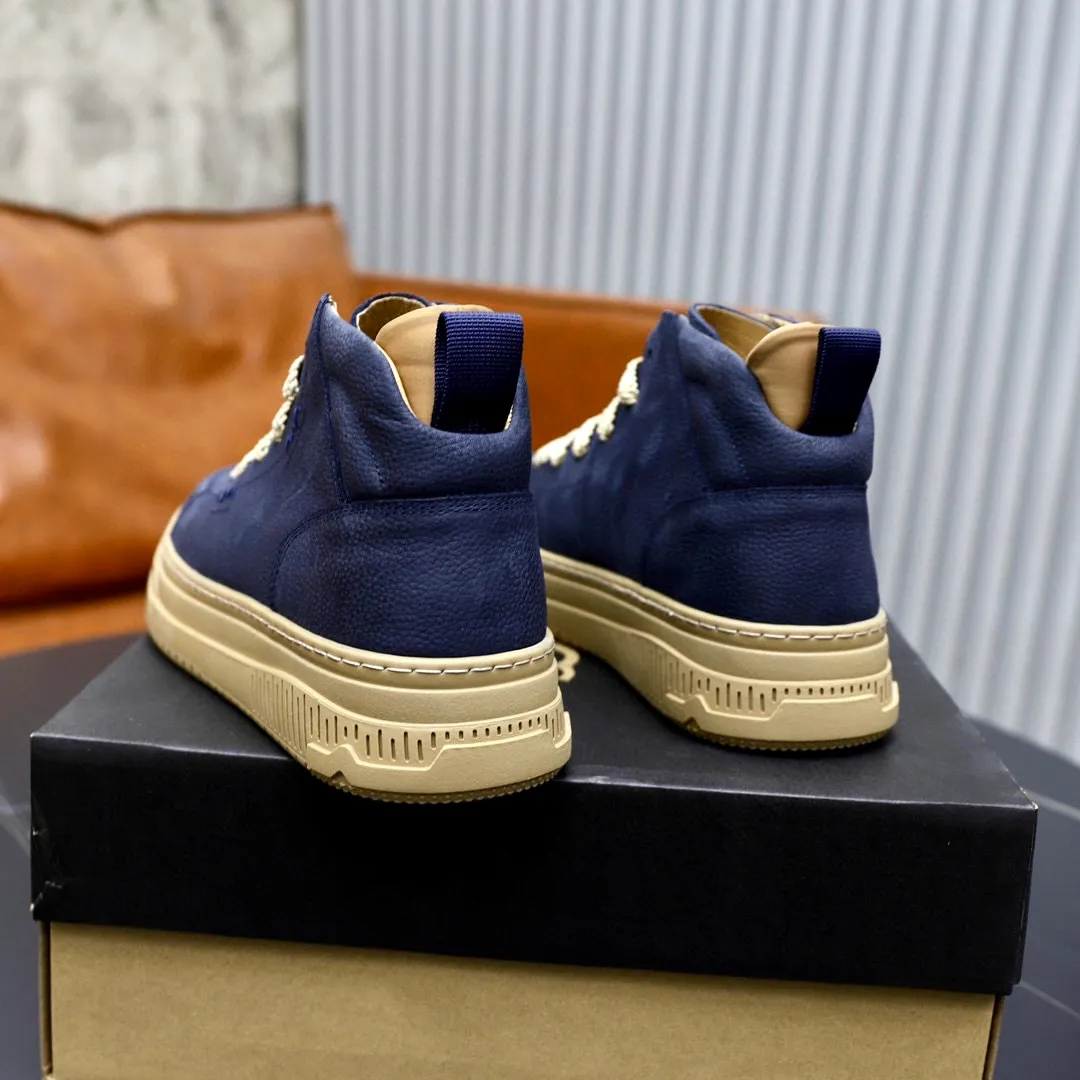 Ex-factory price: 640💰Thick wool imported from Australia Brand: UGG genuine purchasing agent Size: 38-44 Grade: Official website 1:1 Material: First layer of genuine leather waterproof and antifreeze upper Real wool lining Original non-slip soft wear-resistant outsole Style category: Men's casual shoes Trendy style Comfortable on the feet Color: Official website color synchronization
